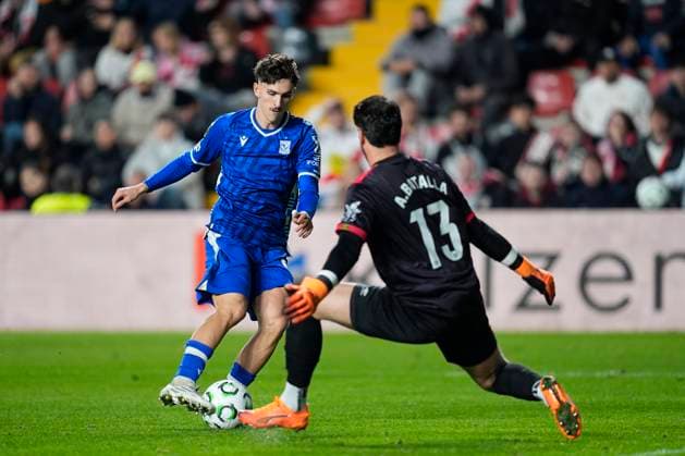 November 6, 2025, Madrid, Madrid, SPAIN: Pablo Rodriguez of Lech Poznan and Augusto Batalla of Rayo Vallecano in action during the UEFA Conference League 2025 26 League Phase MD3 match between Rayo Vallecano de Madrid and KKS Lech Poznan at Estadio Vallecas on November 06, 2025 in Madrid, Spain. Madrid SPAIN - ZUMAa181 20251106_zaa_a181_099 Copyright: xDennisxAgyemanx