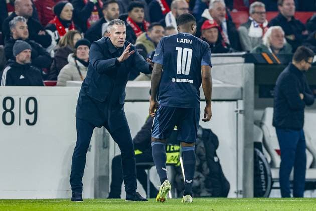 STUTTGART , 06-11-2025 , MHP Arena , season 2025 2026 , UEFA Europa League League phase match between Vfb Stuttgart and Feyenoord , Picture shows Feyenoord trainer coach Robin van Persie and Feyenoord player Cyle Larin Stuttgart - Feyenoord  x31893610x Copyright: