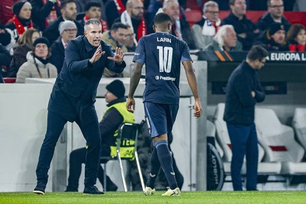 STUTTGART , 06-11-2025 , MHP Arena , season 2025 2026 , UEFA Europa League League phase match between Vfb Stuttgart and Feyenoord , Picture shows Feyenoord trainer coach Robin van Persie and Feyenoord player Cyle Larin Stuttgart - Feyenoord  x31893611x Copyright: