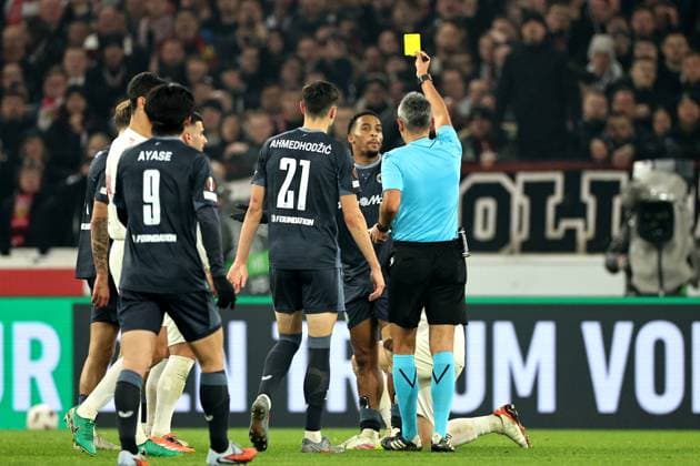 STUTTGART - (l-r) Quinten Timber of Feyenoord receives the yellow card during the UEFA Europa League match between VFB Stuttgart and Feyenoord Rotterdam at the Stuttgart Arena on November 6, 2025, in Stuttgart, Germany. ANP BART STOUTJESDIJK UEFA Europa League Matchday 4 2025-2026 xVIxANPxSportx xxANPxIVx 541424564 originalFilename: 541424564.jpg