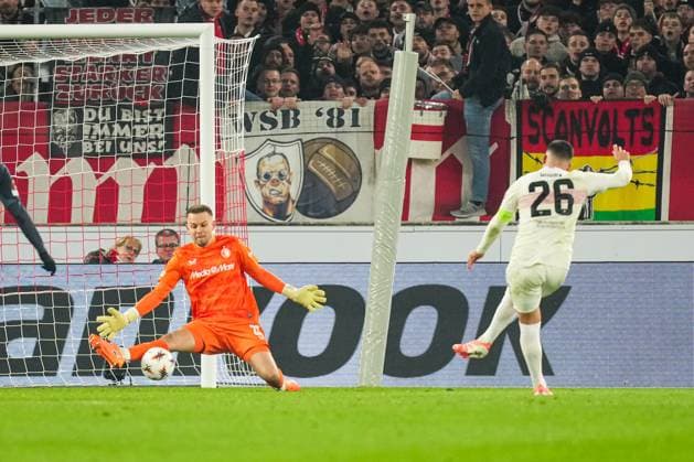 UEFA Europa League: VfB Stuttgart v Feyenoord Stuttgart - Feyenoord keeper Timon Wellenreuther, Deniz Undav of VfB Stuttgart during the fourth match of the UEFA Europa League 2025 2026. The match is set between VfB Stuttgart and Feyenoord at Neckarstadion, MHP Arena on 6 November 2025 in Stuttgart, Germany. Copyright: xYannickxVerhoevenx