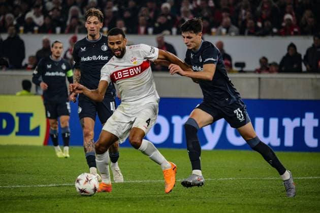 06 11 2025, xmohx, Football UEFA Europa League, VfB Stuttgart Feyernoord Rotterdam v l Josha Vagnoman VfB Stuttgart Anel Ahmedhodzic Feyenoord Rotterdam Zweikampf, Aktion, action, battle for the ball DFL DFB REGULATIONS PROHIBIT ANY USE OF PHOTOGRAPHS as IMAGE SEQUENCES and or QUASI VIDEO Stuttgart