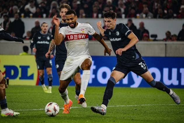 06 11 2025, xmohx, Football UEFA Europa League, VfB Stuttgart Feyernoord Rotterdam v l Josha Vagnoman VfB Stuttgart Anel Ahmedhodzic Feyenoord Rotterdam Zweikampf, Aktion, action, battle for the ball DFL DFB REGULATIONS PROHIBIT ANY USE OF PHOTOGRAPHS as IMAGE SEQUENCES and or QUASI VIDEO Stuttgart