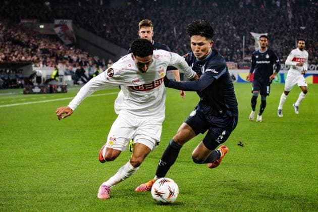 06 11 2025, xmohx, Football UEFA Europa League, VfB Stuttgart Feyernoord Rotterdam v l Tiago Tomas VfB Stuttgart Tsuyoshi Watanabe Feyenoord Rotterdam Zweikampf, Aktion, action, battle for the ball DFL DFB REGULATIONS PROHIBIT ANY USE OF PHOTOGRAPHS as IMAGE SEQUENCES and or QUASI VIDEO Stuttgart