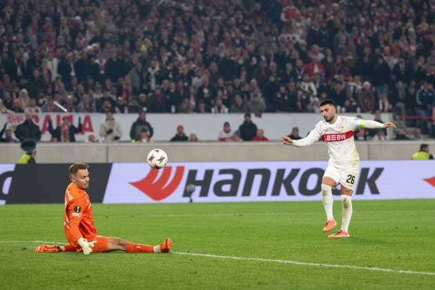 Goal chance, Deniz Undav VfB Stuttgart 26 li, Timon Wellenreuther Feyenoord Rotterdam, 22 GER, VfB Stuttgart vs Feyenoord Rotterdam, Football, UEFA Europa League, Men, Matchday 4, Season 2025 2026, 06 11 2025, GER, VfB Stuttgart vs Feyenoord Rotterdam, Football, UEFA Europa League, Men, Matchday 4, Season 2025 2026, 06 11 2025 Stuttgart Copyright: xEibner-Pressefoto WolfgangxFrankx EP_WFK