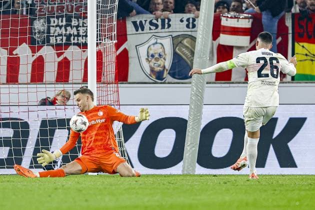 STUTTGART , 06-11-2025 , MHP Arena , season 2025 2026 , UEFA Europa League League phase match between Vfb Stuttgart and Feyenoord , Picture shows Feyenoord goalkeeper Timon Wellenreuther makes a save on the shot from Stuttgart player Deniz Undav Stuttgart - Feyenoord  x31893699x Copyright: