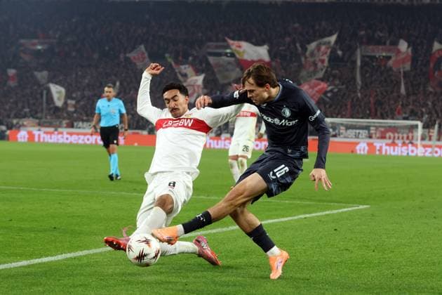 STUTTGART - (l-r) Tiago Tomas of VfB Stuttgart, Leo Sauer of Feyenoord during the UEFA Europa League match between VFB Stuttgart and Feyenoord Rotterdam at the Stuttgart Arena on November 6, 2025, in Stuttgart, Germany. ANP BART STOUTJESDIJK UEFA Europa League Matchday 4 2025-2026 xVIxANPxSportx xxANPxIVx 541425237 originalFilename: 541425237.jpg