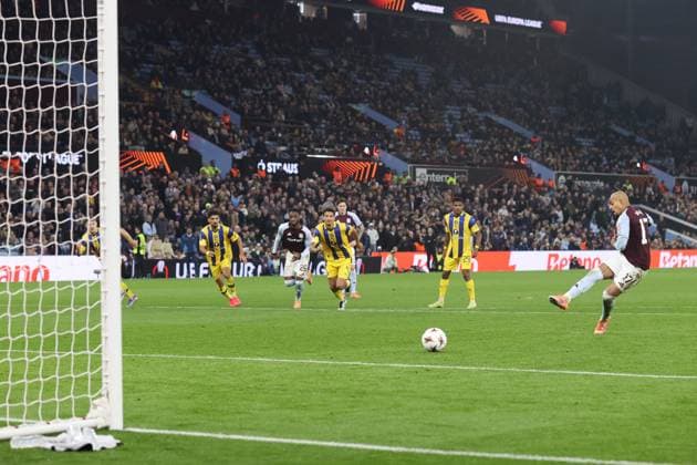 Aston Villa gegen Maccabi Tel Aviv 06 November 2025, Aston UEFA EUROPA League Fußball Aston Villa gegen Maccabi Tel Aviv FC Donyell Malen von Aston Villa erzielt mit einem Elfmeter das zweite Tor Foto Charlotte Wilson Abseits Aston UK  Copyright: xCharlottexWilsonx xOffsidexOffside