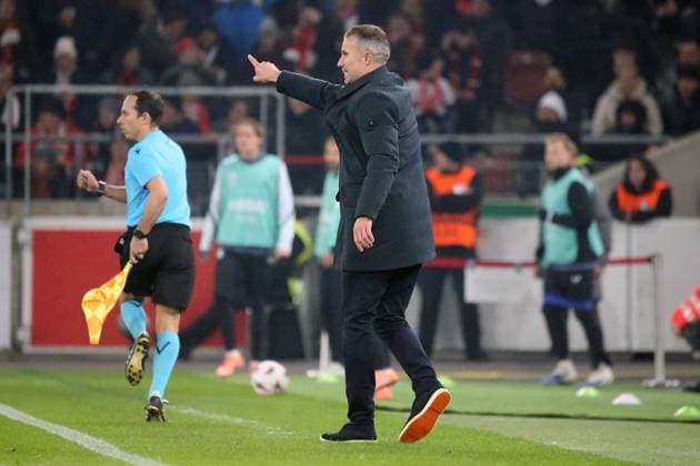 06 11 2025, xmohx, Football UEFA Europa League, VfB Stuttgart Feyernoord Rotterdam v l Coach Robin van Persie Feyenoord Rotterdam gives instructions, gesticulates, gesticulate with arms gives instructions, gesticulate DFL DFB REGULATIONS PROHIBIT ANY USE OF PHOTOGRAPHS as IMAGE SEQUENCES and or QUASI VIDEO Stuttgart