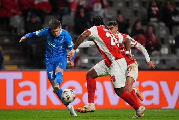 Genk s Jarne Steuckers and Braga s Bright Arrey-Mbi fight for the ball during a soccer game between Portuguese soccer team SC Braga and Belgian club KRC Genk, on Thursday 06 November 2025, in Braga, fourth game (out of 8) in the league phase of the UEFA Europa League competition. JOMAxGISBERT  x139700644x