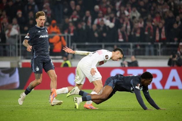 06 11 2025, xmohx, Football UEFA Europa League, VfB Stuttgart Feyernoord Rotterdam v l Luciano Valente Feyenoord Rotterdam Bilal El Khannouss VfB Stuttgart Givairo Read Feyenoord Rotterdam Zweikampf, Aktion, action, battle for the ball NAMENS CORRECTION DFL DFB REGULATIONS PROHIBIT ANY USE OF PHOTOGRAPHS as IMAGE SEQUENCES and or QUASI VIDEO Stuttgart