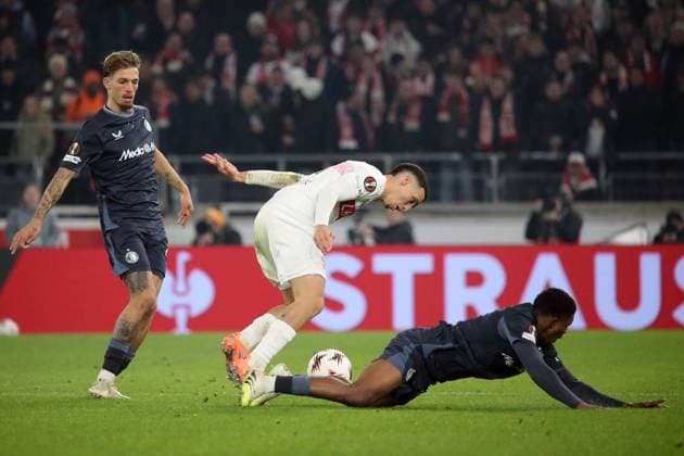 06 11 2025, xmohx, Football UEFA Europa League, VfB Stuttgart Feyernoord Rotterdam v l Luciano Valente Feyenoord Rotterdam Bilal El Khannouss VfB Stuttgart Givairo Read Feyenoord Rotterdam Zweikampf, Aktion, action, battle for the ball NAMENS CORRECTION DFL DFB REGULATIONS PROHIBIT ANY USE OF PHOTOGRAPHS as IMAGE SEQUENCES and or QUASI VIDEO Stuttgart
