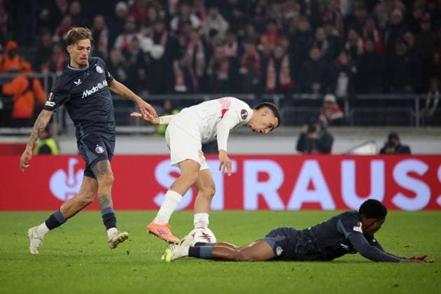 06 11 2025, xmohx, Football UEFA Europa League, VfB Stuttgart Feyernoord Rotterdam v l Luciano Valente Feyenoord Rotterdam Bilal El Khannouss VfB Stuttgart Givairo Read Feyenoord Rotterdam Zweikampf, Aktion, action, battle for the ball NAMENS CORRECTION DFL DFB REGULATIONS PROHIBIT ANY USE OF PHOTOGRAPHS as IMAGE SEQUENCES and or QUASI VIDEO Stuttgart