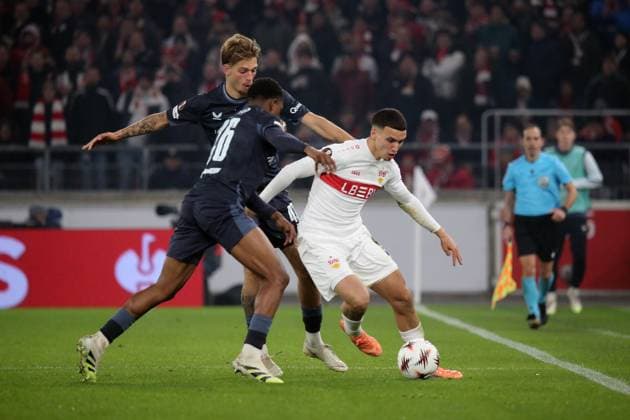 06 11 2025, xmohx, Football UEFA Europa League, VfB Stuttgart Feyernoord Rotterdam v l Luciano Valente Feyenoord Rotterdam Bilal El Khannouss VfB Stuttgart Givairo Read Feyenoord Rotterdam Zweikampf, Aktion, action, battle for the ball DFL DFB REGULATIONS PROHIBIT ANY USE OF PHOTOGRAPHS as IMAGE SEQUENCES and or QUASI VIDEO Stuttgart