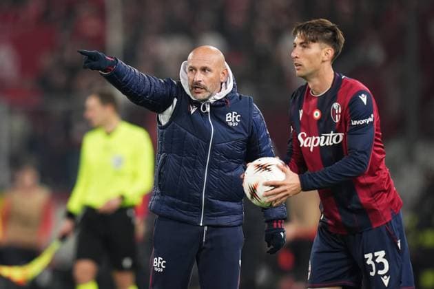 Bologna s head coach Vincenzo Italiano shouts instructions to Bologna s Juan Miranda during the UEFA Europa League soccer match between Bologna and Brann at the Renato DallÕAra Stadium in Bologna, north Italy - Thursday, November 6, 2025 -  Copyright: xMassimoxPaolone LaPressex