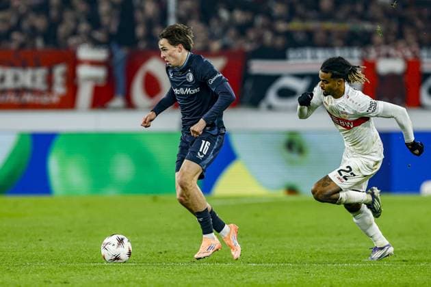 STUTTGART , 06-11-2025 , MHP Arena , season 2025 2026 , UEFA Europa League League phase match between Vfb Stuttgart and Feyenoord , Picture shows Feyenoord player Leo Sauer and Stuttgart player Lorenz Assignon Stuttgart - Feyenoord  x31893905x Copyright: