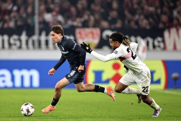 STUTTGART - (l-r) Leo Sauer of Feyenoord, Lorenz Assignon of VfB Stuttgart during the UEFA Europa League match between VFB Stuttgart and Feyenoord Rotterdam at the Stuttgart Arena on November 6, 2025, in Stuttgart, Germany. ANP BART STOUTJESDIJK UEFA Europa League Matchday 4 2025-2026 xVIxANPxSportx xxANPxIVx 541425619 originalFilename: 541425619.jpg