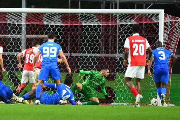 SC Braga v KRC Genk - UEFA Europa League BRAGA, PORTUGAL - NOVEMBER 06 : Van Crombrugge Hendrik goalkeeper of KRC Genk during the UEFA Europa League 2025 26 League Phase MD4 match between SC Braga and KRC Genk on November 6, 2025 in Braga, Portugal, 06 11 2025 Braga Portugal  Copyright: xVincentxKalutx
