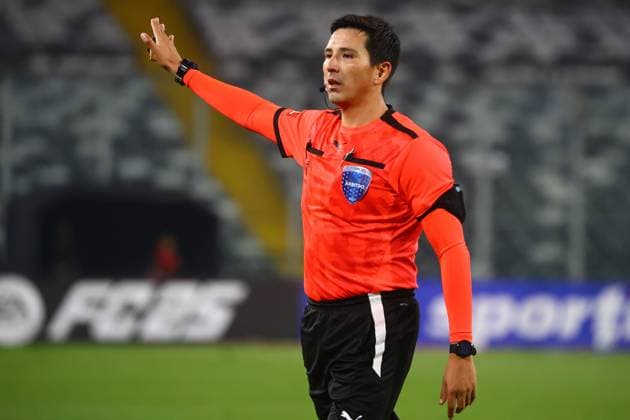 Futbol, Colo Colo vs Atletico Bucaramanga. Fase de grupos, Copa Libertadores 2025. El arbitro Kevin Ortega es fotografiado durante el partido de copa libertadores por el grupo E entre Colo Colo contra Atletico Bucaramanga disputado en el estadio Monumental en Santiago, Chile. 29 05 2025 Jonnathan Oyarzun Photosport Football, Colo Colo vs Atletico Bucaramanga. Group stage, Copa Libertadores 2025. Referee Kevin Ortega is pictured during the copa libertadores match for group E between Colo Colo against Atletico Bucaramanga at the Monumental stadium in Santiago, Chile. 29 05 2025 Jonnathan Oyarzun Photosport Colo Colo vs Atletico Bucaramanga, Copa Libertadores 2025. 