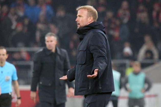 06 11 2025, xmohx, Football UEFA Europa League, VfB Stuttgart Feyernoord Rotterdam v l Coach Sebastian Hoeness Hoeneß VfB Stuttgart gives instructions, gesticulates, gesticulate with arms gives instructions, gesticulate DFL DFB REGULATIONS PROHIBIT ANY USE OF PHOTOGRAPHS as IMAGE SEQUENCES and or QUASI VIDEO Stuttgart