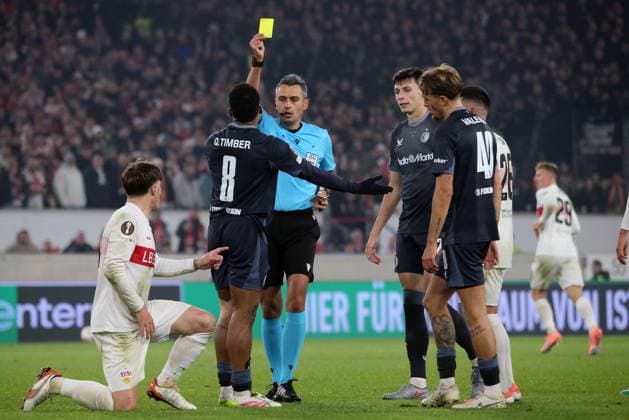 06 11 2025, xmohx, Football UEFA Europa League, VfB Stuttgart Feyernoord Rotterdam v l Referee Referee Horatio Fesnic shows Quinten Timber Feyenoord Rotterdam the yellow card DFL DFB REGULATIONS PROHIBIT ANY USE OF PHOTOGRAPHS as IMAGE SEQUENCES and or QUASI VIDEO Stuttgart