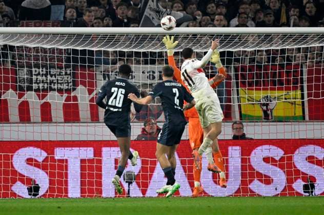 Penalty area scene, goal area scene GOAL for 1 0 Bilal El Khannouss VfB Stuttgart 11 Goal kick Action Goal chance Beer shower, white beer shower, beer, against Bart Nieuwkoop Feyenoord Rotterdam 02 Goalkeeper Timon Wellenreuther Feyenoord Rotterdam 22 VfB Stuttgart vs Feyenoord Rotterdam EUROPA LEAGUE EL 06 11 2025 DFL REGULATIONS PROHIBIT ANY USE OF PHOTOGRAPHS AS IMAGE SEQUENCES AND OR QUASI VIDEO VfB Stuttgart vs Feyenoord Rotterdam EUROPA LEAGUE EL