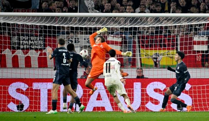 Penalty area scene, goal area scene GOAL for 1 0 Bilal El Khannouss VfB Stuttgart 11 Goal kick Action Goal chance Beer shower, white beer shower, beer, against Bart Nieuwkoop Feyenoord Rotterdam 02 Goalkeeper Timon Wellenreuther Feyenoord Rotterdam 22 VfB Stuttgart vs Feyenoord Rotterdam EUROPA LEAGUE EL 06 11 2025 DFL REGULATIONS PROHIBIT ANY USE OF PHOTOGRAPHS AS IMAGE SEQUENCES AND OR QUASI VIDEO VfB Stuttgart vs Feyenoord Rotterdam EUROPA LEAGUE EL