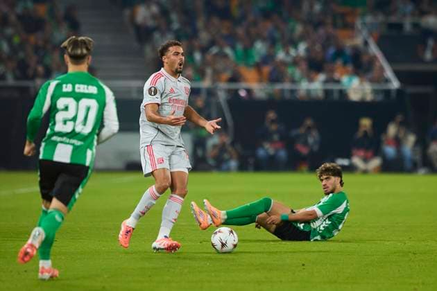 Real Betis Balompie v Olympique Lyonnais - UEFA Europa League 2025 26 SEVILLE, SPAIN - NOVEMBER 06: Ruben Kluivert of Olympique Lyonnais competes for the ball with Abde Ezzalzouli of Real Betis during to the UEFA Europa League 2025 26 League Phase MD4 match between Real Betis Balompie and Olympique Lyonnais at La Cartuja de Sevilla on November 06, 2025 in Seville, Spain. (Photo by Gabriel Colchero Photo Players Images Magara Press) Sevilla Estadio de la Cartuja Spain Copyright: xGabrielxColcherox