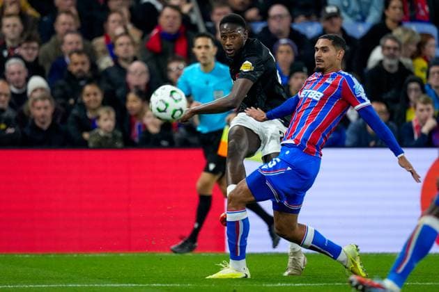 2025-11-06 Crystal Palace v AZ Alkmaar - UEFA Conference League 2025 26 League Phase MD4 LONDON, UNITED KINGDOM - NOVEMBER 6: Lequicio Zeefuik of AZ Alkmaar battles for possession with Maxence Lacroix of Crystal Palace during the UEFA Conference League 2025 26 League Phase MD4 match between Crystal Palace and AZ Alkmaar at Selhurst Park Stadium on November 6, 2025 in London, United Kingdom. London Selhurst Park Stadium United Kingdom Content not available for redistribution in The Netherlands directly or indirectly through any third parties. Copyright: xEdxvanxdexPolx