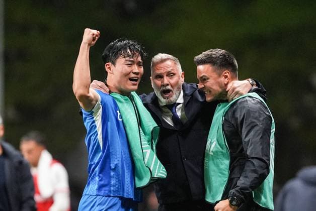 Genk s Hyeon-Gyu Oh and Genk s head coach Thorsten Fink celebrate after winning a soccer game between Portuguese soccer team SC Braga and Belgian club KRC Genk, on Thursday 06 November 2025, in Braga, fourth game (out of 8) in the league phase of the UEFA Europa League competition. JOMAxGISBERT  x139703977x