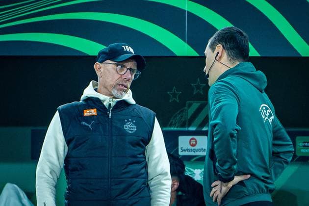 SOCCER - UEFA ECL, Rapid vs Craiova VIENNA,AUSTRIA,06.NOV.25 - SOCCER - UEFA Conference League, SK Rapid Wien vs CS Universitatea Craiova. Image shows the disappointment of head coach Peter Stoeger (Rapid) talking to the assistant referee.  GEPAxpictures xKevinxHackner