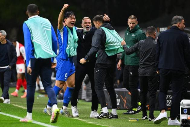 SC Braga v KRC Genk - UEFA Europa League BRAGA, PORTUGAL - NOVEMBER 06 : Oh Hyeon-Gyu forward of KRC Genk, Fink Thorsten head coach of KRC Genk celebrating after the game during the UEFA Europa League 2025 26 League Phase MD4 match between SC Braga and KRC Genk on November 6, 2025 in Braga, Portugal, 06 11 2025 Braga Portugal  Copyright: xVincentxKalutx