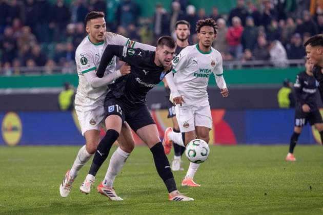 SOCCER - UEFA ECL, Rapid vs Craiova VIENNA,AUSTRIA,06.NOV.25 - SOCCER - UEFA Conference League, SK Rapid Wien vs CS Universitatea Craiova. Image shows Ercan Kara (Rapid) and Vasile Mogos (Craiova).  GEPAxpictures xPhilippxBrem