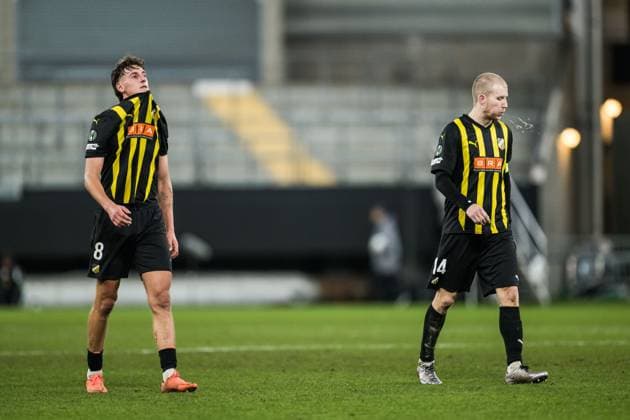 251106 Silas Andersen and Simon Gustafson of Häcken look dejected after the UEFA Conference League football match between Häcken and Strasbourg on November 6, 2025 in Gothenburg Photo Mathias Bergeld BILDBYRAN kod MB MB1234 fotboll football soccer fotball uefa conference league conference league häcken strasbourg bbeng depp  Copyright: MATHIASxBERGELD BB251106MB083