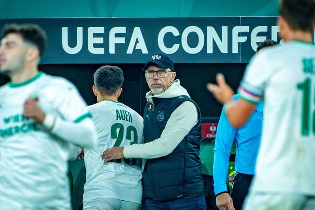 SOCCER - UEFA ECL, Rapid vs Craiova VIENNA,AUSTRIA,06.NOV.25 - SOCCER - UEFA Conference League, SK Rapid Wien vs CS Universitatea Craiova. Image shows head coach Peter Stoeger and Jonas Auer (Rapid).  GEPAxpictures xKevinxHackner
