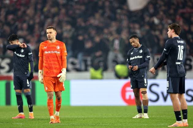 STUTTGART - (l-r) Feyenoord goalkeeper Timon Wellenreuther, Quinten Timber of Feyenoord disappointed after the 2-0 loss during the UEFA Europa League match between VFB Stuttgart and Feyenoord Rotterdam at the Stuttgart Arena on November 6, 2025, in Stuttgart, Germany. ANP BART STOUTJESDIJK UEFA Europa League Matchday 4 2025-2026 xVIxANPxSportx xxANPxIVx 541427279 originalFilename: 541427279.jpg