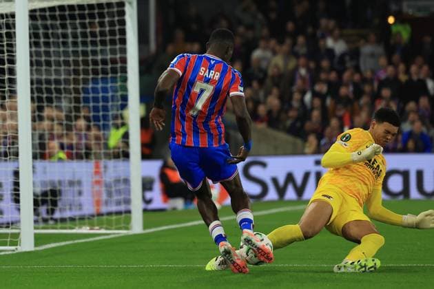Crystal Palace v AZ Alkmaar Europa Conference League 06scores a goal 1-12025. Crystal Palace midfielder Ismaila Sarr (7) is fouled for a penalty by AZ Alkmaar goalkeeper Rome Jayden Owusu-Oduro (1) during the Europa Conference League match between Crystal Palace and AZ Alkmaar at Selhurst Park, London, England on 6 November 2025. London Selhurst Park Greater London England Editorial use only , Copyright: xSimonxRoex PSI-23180-0083