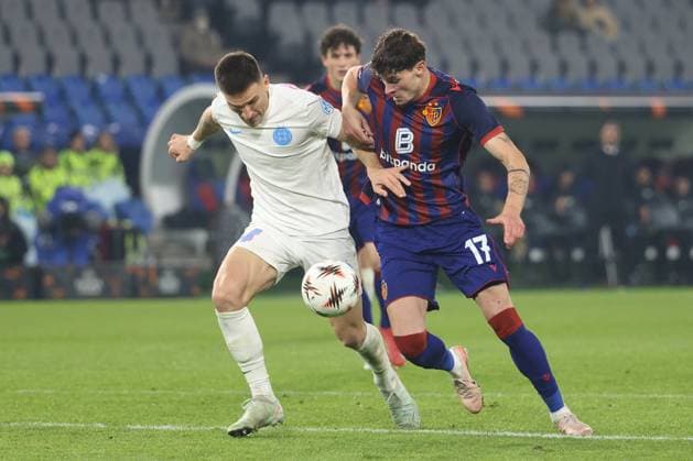 FC Basel FCS Bucharest Daniel Graovac vs Moritz Broschinski 06 11 2025 Stadion St Jakob Park Basel, SWITZERLAND, Season 2025 2026 Men Soccer Europa League FC Basel FCS Bucharest Daniel Graovac li,Bucharest vs Moritz Broschinski FC Basel