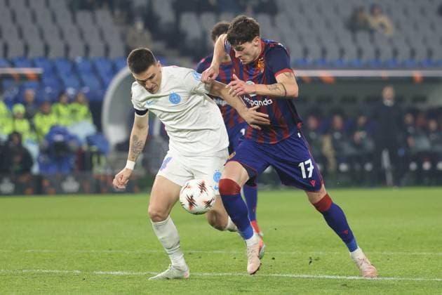 FC Basel FCS Bucharest Daniel Graovac vs Moritz Broschinski 06 11 2025 Stadion St Jakob Park Basel, SWITZERLAND, Season 2025 2026 Men Soccer Europa League FC Basel FCS Bucharest Daniel Graovac li,Bucharest vs Moritz Broschinski FC Basel