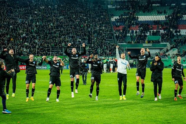 SOCCER - UEFA ECL, Rapid vs Craiova VIENNA,AUSTRIA,06.NOV.25 - SOCCER - UEFA Conference League, SK Rapid Wien vs CS Universitatea Craiova. Image shows the rejoicing of CS Universitatea Craiova post game including Nicusor Bancu, Tudor Baluta, Juraj Badelj, Steven Nsimba, Oleksandr Romanchuk and Assad Al Hamlawi (Craiova).  GEPAxpictures xKevinxHackner