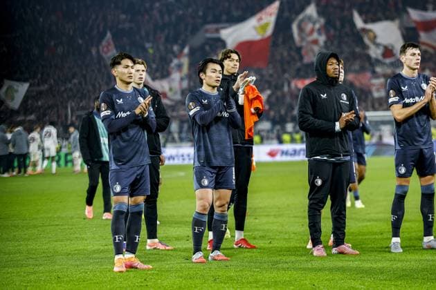 STUTTGART , 06-11-2025 , MHP Arena , season 2025 2026 , UEFA Europa League League phase match between Vfb Stuttgart and Feyenoord , Picture shows players from Feyenoord thank their supporters Stuttgart - Feyenoord  x31894330x Copyright: