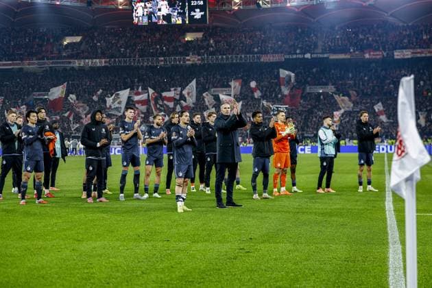 STUTTGART , 06-11-2025 , MHP Arena , season 2025 2026 , UEFA Europa League League phase match between Vfb Stuttgart and Feyenoord , Picture shows players from Feyenoord and Feyenoord trainer coach Robin van Persie thank their supporters Stuttgart - Feyenoord  x31894365x Copyright: