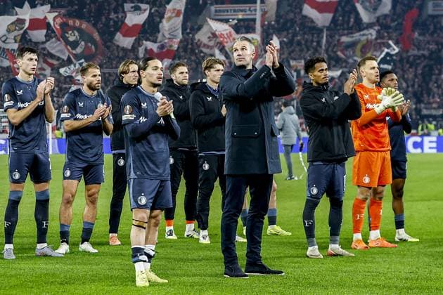STUTTGART , 06-11-2025 , MHP Arena , season 2025 2026 , UEFA Europa League League phase match between Vfb Stuttgart and Feyenoord , Picture shows players from Feyenoord and Feyenoord trainer coach Robin van Persie thank their supporters Stuttgart - Feyenoord  x31894367x Copyright:
