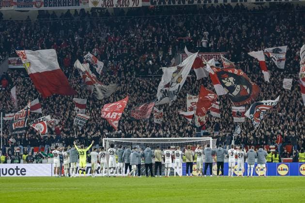STUTTGART , 06-11-2025 , MHP Arena , season 2025 2026 , UEFA Europa League League phase match between Vfb Stuttgart and Feyenoord , Picture shows players of Stuttgart thanks their supporters Stuttgart - Feyenoord  x31894394x Copyright: