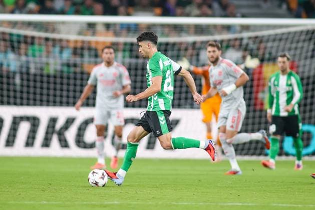 UEFA Europa Leauge: Real Betis vs Olympique Lyon Sevilla, Spain - 06 11 2025: UEFA Europa League match between Real Betis Balompie and Olympique Lyon at Estadio La Cortuja 21 Real Betis midfielder, Marc Roca running forward with the ball Mandatory Credit: Toby Tande Avant Sports Agency Sevilla Estadio La Cortuja Spain Copyright: xx