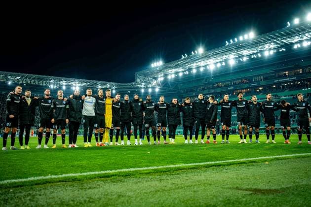 SOCCER - UEFA ECL, Rapid vs Craiova VIENNA,AUSTRIA,06.NOV.25 - SOCCER - UEFA Conference League, SK Rapid Wien vs CS Universitatea Craiova. Image shows the rejoicing of CS Universitatea Craiova post game.  GEPAxpictures xKevinxHackner