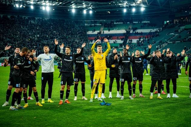 SOCCER - UEFA ECL, Rapid vs Craiova VIENNA,AUSTRIA,06.NOV.25 - SOCCER - UEFA Conference League, SK Rapid Wien vs CS Universitatea Craiova. Image shows the rejoicing of CS Universitatea Craiova post game.  GEPAxpictures xKevinxHackner