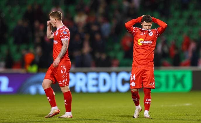UEFA Europa Conference League Group Phase, Tallaght Stadium, Dublin 6 11 2025 Shelbourne vs Drita Shelbourne s Ali Coote and Kameron Ledwidge dejected after the game Ali Coote and Kameron Ledwidge dejected after the game 6 11 2025  Copyright: x INPHO RyanxByrnex RB1_5017