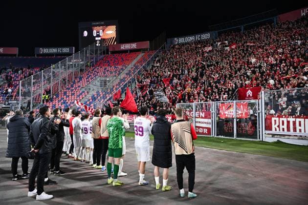 251106 Players of Brann with fans after the Europa League football match between Bologna and Brann on November 6, 2025 in Bologna Photo Image Photo BILDBYRAN kod XY XY0083 fotboll football soccer fotball uefa europa league europa league bologna brann bbeng publik  Copyright: ImagexPhoto BB251106ZV023