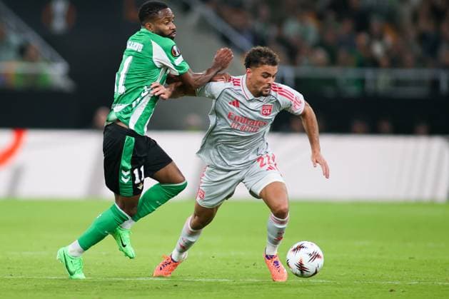 UEFA Europa Leauge: Real Betis vs Olympique Lyon Sevilla, Spain - 06 11 2025: UEFA Europa League match between Real Betis Balompie and Olympique Lyon at Estadio La Cortuja 21 Olympique Lyon defender, Ruben Kluivert protects the ball from 11 Real Betis attacker, CÃ dric Bakambu Mandatory Credit: Toby Tande Avant Sports Agency Sevilla Estadio La Cortuja Spain Copyright: xx